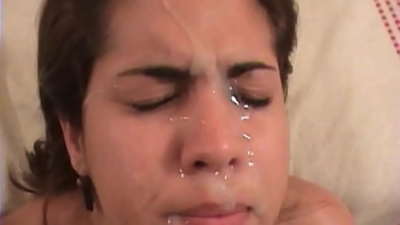 Brunette Latin yang cantik memiliki seks yang kasar