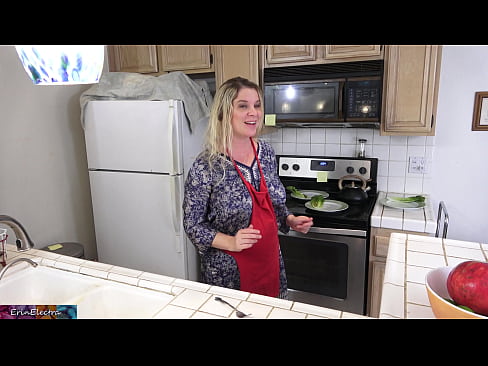 ❤️ Ibu tiri memerah susu dia di dapur sebelum kencannya ️ Seks berkualitas di id.hentaiteca.ru ️❤